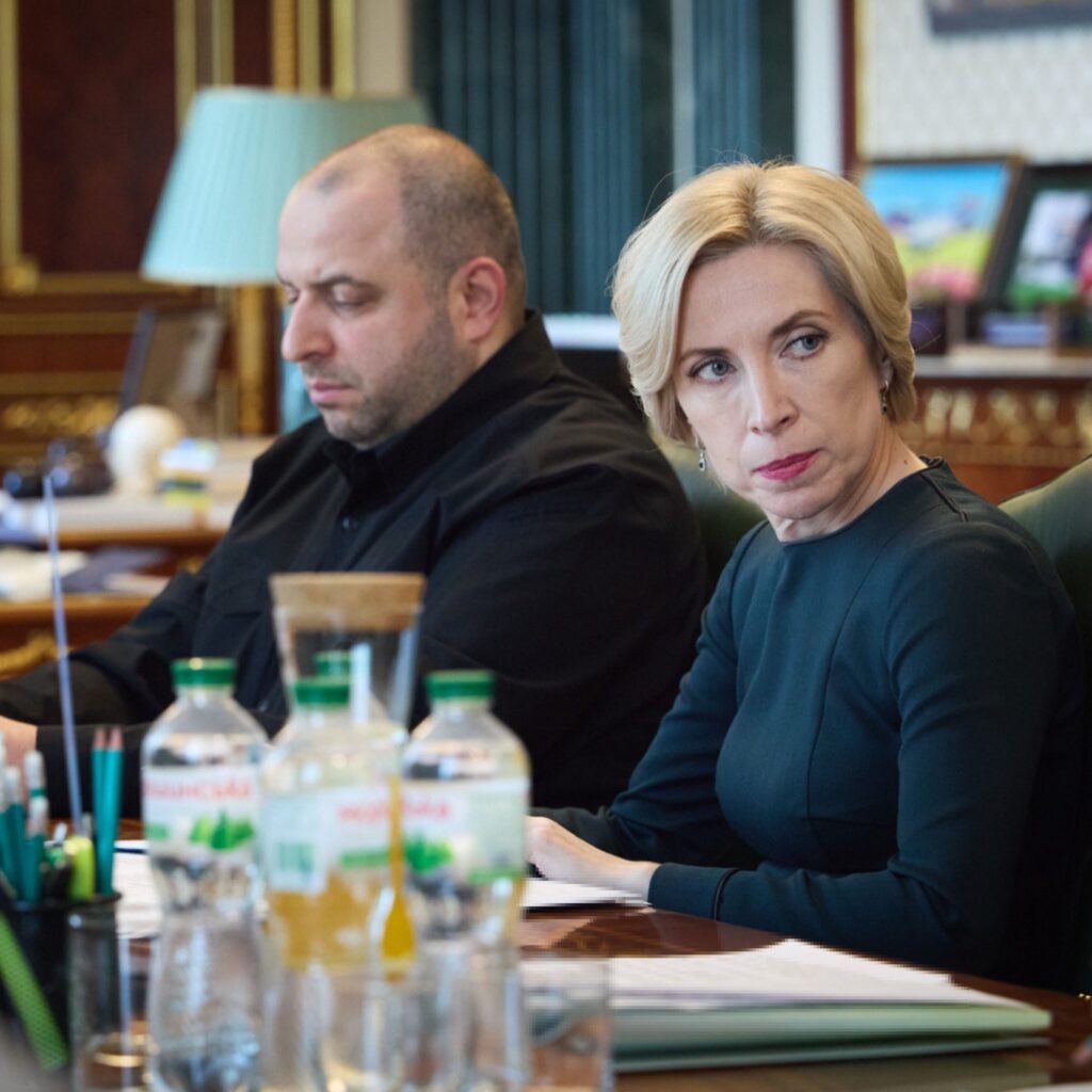 Зеленський провів нараду з підготовки обміну (ФОТО) 9 Зеленський провів нараду з підготовки обміну (ФОТО) 8