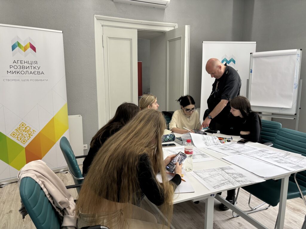 Студенти Миколаївського будівельного коледжу представили ідеї транспортної розв’язки на Садовій після воркшопу з естонським художником та польським архітектором (ФОТО) 9 Студенти Миколаївського будівельного коледжу представили ідеї транспортної розв’язки на Садовій після воркшопу з естонським художником та польським архітектором (ФОТО) 8