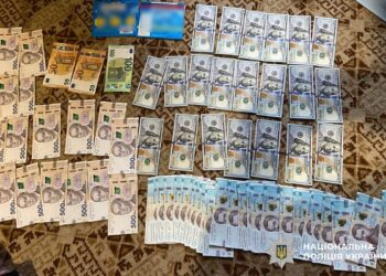 Викрито злочинну групу, яка допомагала військовим скоїти СЗЧ і виїхати за кордон