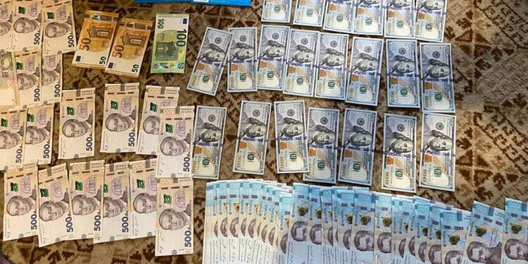 Викрито злочинну групу, яка допомагала військовим скоїти СЗЧ і виїхати за кордон