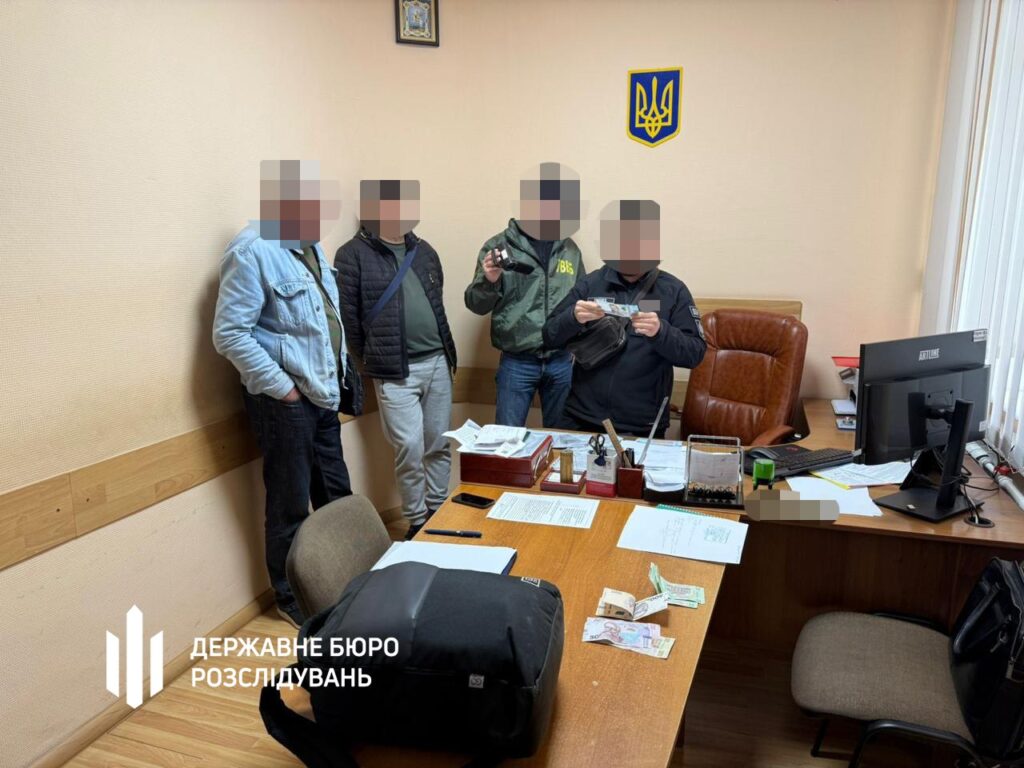 Голову ВЛК у Держприкордонслужбі затримали на хабарі (ФОТО, ВІДЕО) 13 Голову ВЛК у Держприкордонслужбі затримали на хабарі (ФОТО, ВІДЕО) 12
