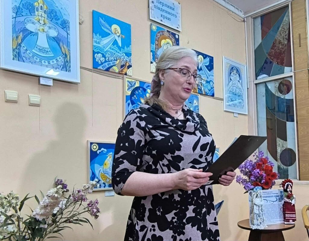 Хустки, ляльки-мотанки та картини – у Миколаєві відкрилась виставка Світлани Бойкової-Калюжної (ФОТО) 11 Хустки, ляльки-мотанки та картини – у Миколаєві відкрилась виставка Світлани Бойкової-Калюжної (ФОТО) 10