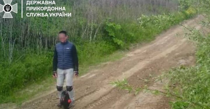 Ухилянт хотів дістатися Словаччини на моноколесі (ФОТО)