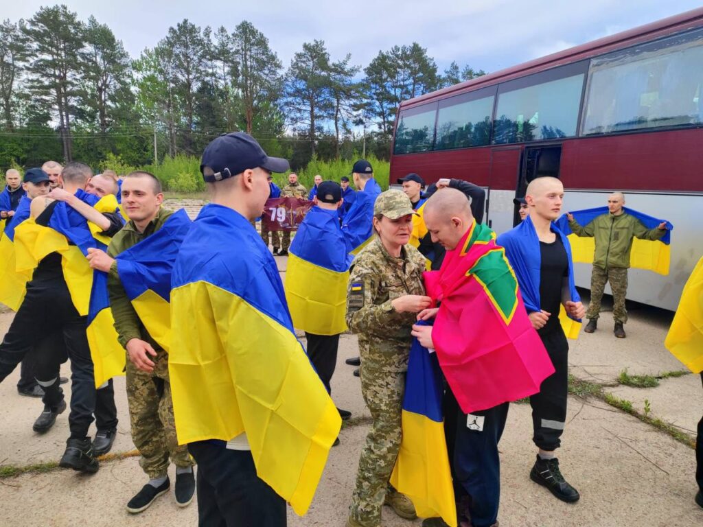 Наші вдома. Україна повернула з російського полону 205 захисників (ФОТО, ВІДЕО) 15 Наші вдома. Україна повернула з російського полону 205 захисників (ФОТО, ВІДЕО) 14