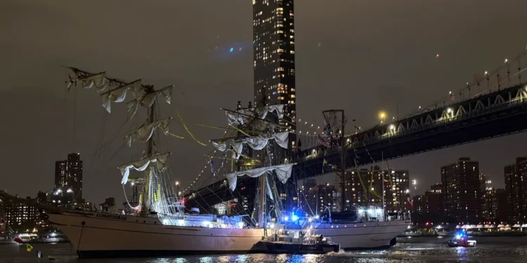 Величезний вітрильник ВМС Мексики врізався в Бруклінський міст у Нью-Йорку, багато поранених (ФОТО, ВІДЕО)