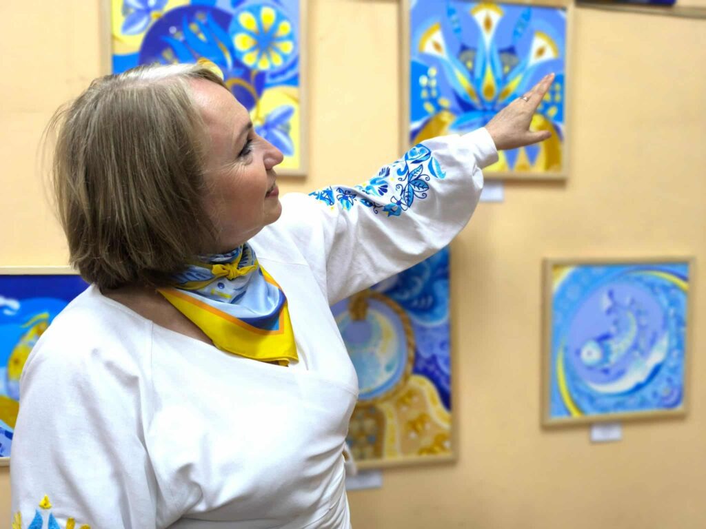 Хустки, ляльки-мотанки та картини – у Миколаєві відкрилась виставка Світлани Бойкової-Калюжної (ФОТО) 15 Хустки, ляльки-мотанки та картини – у Миколаєві відкрилась виставка Світлани Бойкової-Калюжної (ФОТО) 14