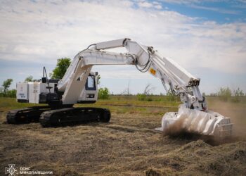 Миколаївські рятувальники вже працюють з новою японською машиною механізованого розмінування (ФОТО, ВІДЕО)