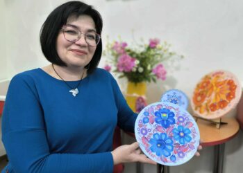 «Казкові квіти» Лесі Сайковської – у Миколаєві відкрилась виставка ще однієї майстрині (ФОТО)