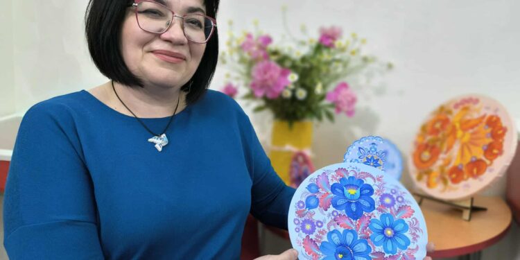 «Казкові квіти» Лесі Сайковської – у Миколаєві відкрилась виставка ще однієї майстрині (ФОТО)