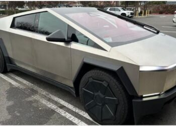 Десятки нових Tesla Cybertruck стоять просто неба – їх не хочуть купувати (ВІДЕО)