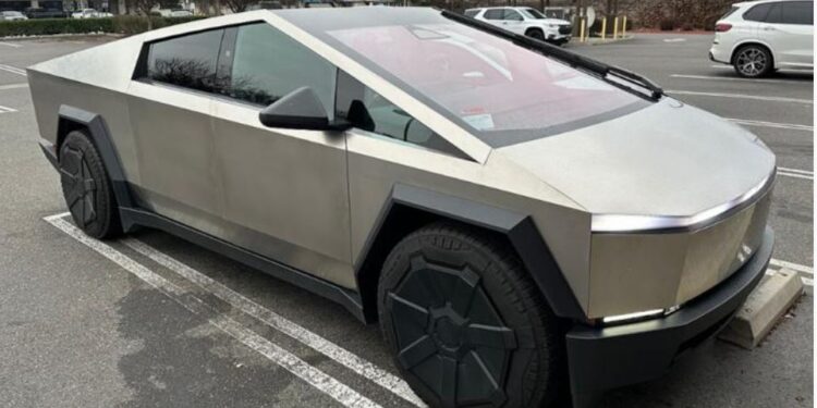 Десятки нових Tesla Cybertruck стоять просто неба – їх не хочуть купувати (ВІДЕО)