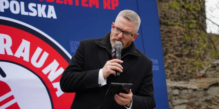 У Польщі прихильники кандидата в президенти зірвали в мерії український прапор (ВІДЕО)