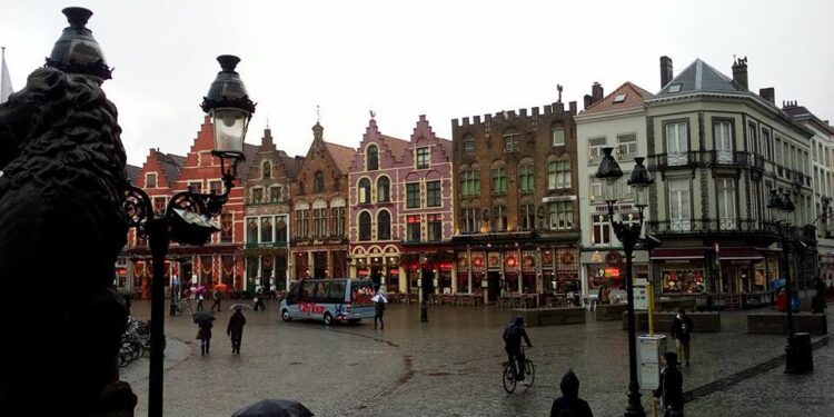 У місті Брюгге закликали туристів не красти бруківку з вулиць