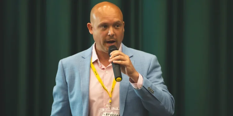 Депутата британського парламенту звинуватили у домаганнях до української перекладачки