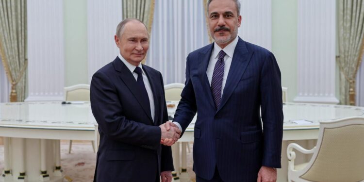 Глава МЗС Туреччини зустрівся з путіним у Москві – говорили про Україну та не тільки