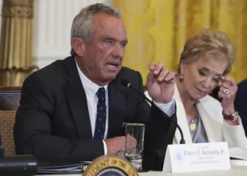 У США міністр здоров’я Кеннеді опублікував звіт, що базується на фейкових дослідженнях – йому виділять ще $500 млн