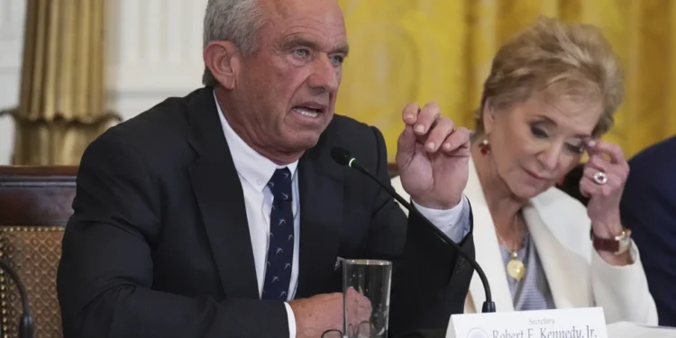 У США міністр здоров’я Кеннеді опублікував звіт, що базується на фейкових дослідженнях – йому виділять ще $500 млн