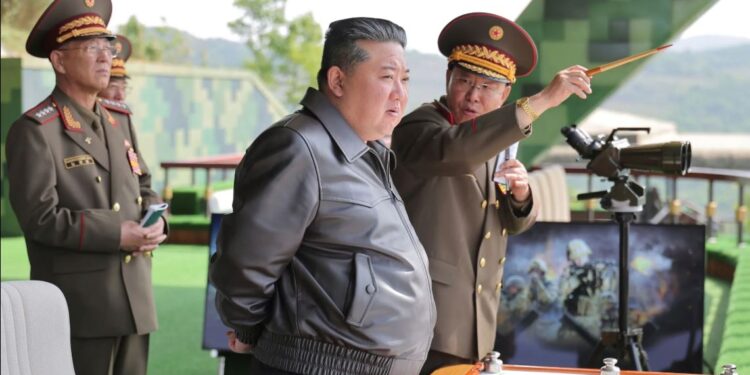 У КНДР під час спуску на воду розбили новий есмінець, Кім Чен Ин дуже засмучений