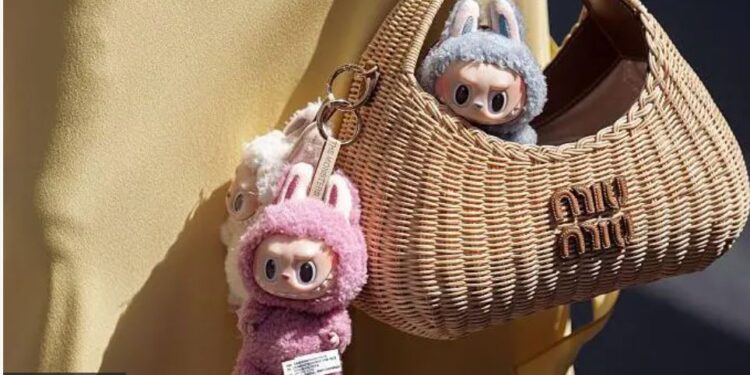 Британці б’ються через ляльку Лабубу. Що з нею не так, і чому їх вилучили з продажу (ФОТО)