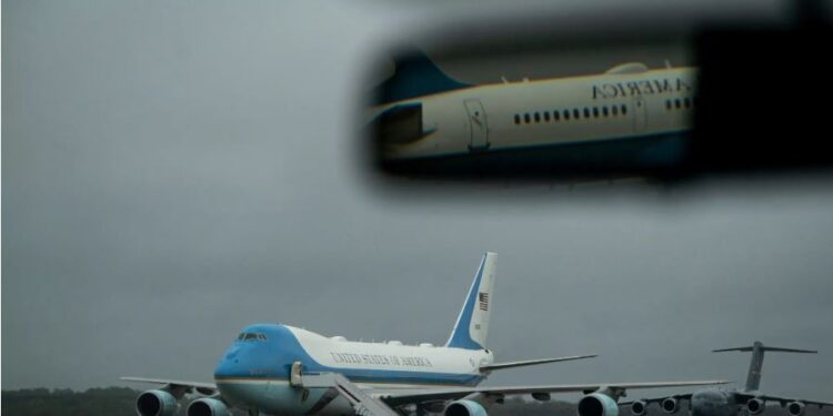 Катар дарує Трампу літак за $400 млн., демократи назвали це корупцією, Трамп демократів – невдахами