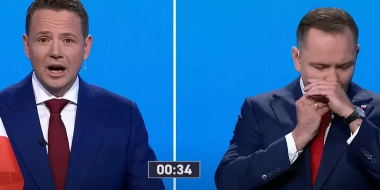 Кандидат в президенти Польщі Навроцький потрапив у скандал через жест на дебатах – його підозрюють у наркозалежності (ВІДЕО)