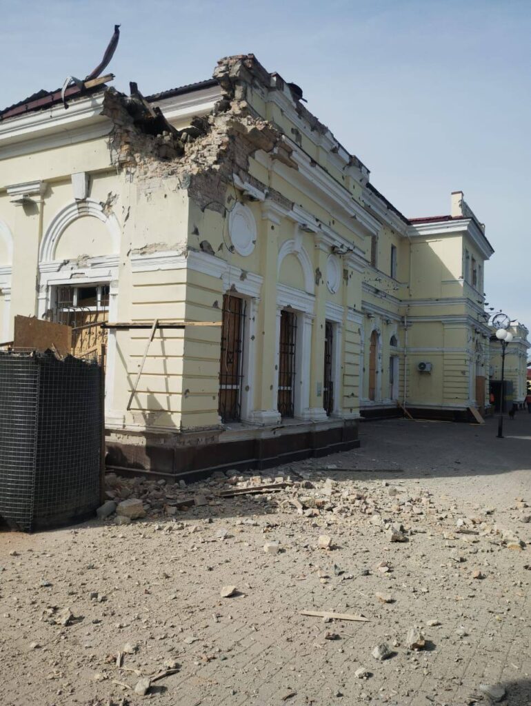 Росіяни обстріляли залізничний вокзал Херсону (ФОТО) 3 Росіяни обстріляли залізничний вокзал Херсону (ФОТО) 2