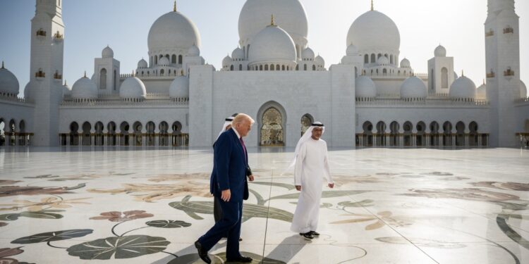 Трамп під час візиту до ОАЕ уклав угоди на $200 млрд. Про що вони