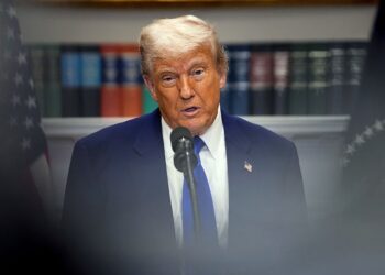 Трамп знову заявив, що у Зеленського немає козирів, а Путін втомлений, але хоче миру