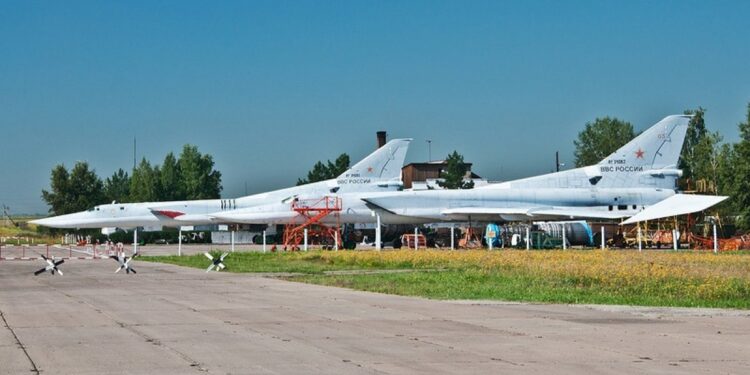 Росіяни перегнали аж 42 Ту-22М3 на базу під Іркутськ та міняють там кількість Ту-95МС і Ту-160. Для чого?