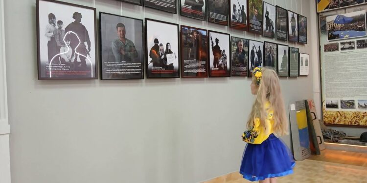 «Зниклі безвісти — не означає забуті» – у Миколаєві відкрилась фотовиставка (ФОТО)