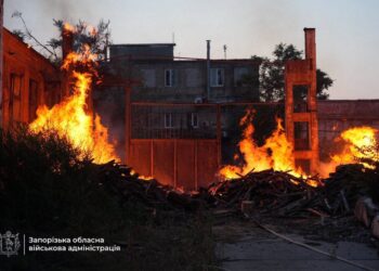 Запоріжжя пережило атаку ворожих «шахедів» – поранено двоє поліцейських, пошкоджені цивільне підприємство, автівки, будинки (ФОТО)