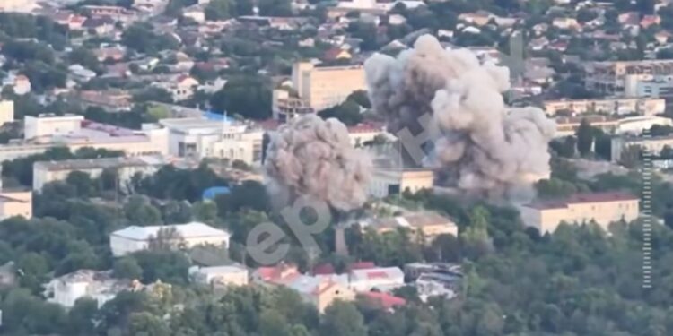 Окупанти з гордістю показали, як бомбили мирний Херсон. Що в місті зараз (ВІДЕО)