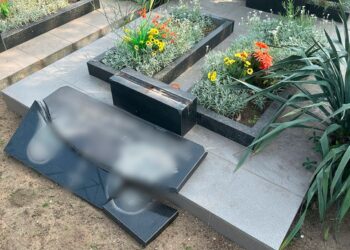 Був п’яним і пошкодив місця поховань – на Миколаївщині затримали молодика за наругу над могилами (ФОТО)