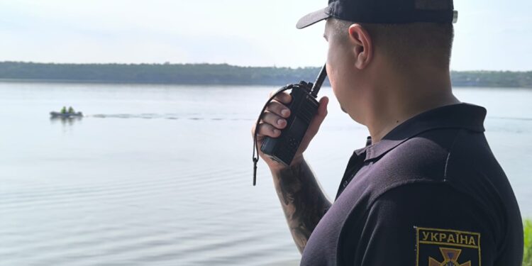 В акваторії Миколаєва шукають 15-річну дівчину, яка зникла під час відпочинку на воді, – ймовірно, вона потонула (ФОТО)