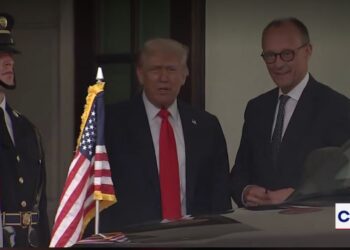 Канцлер Німеччини Мерц прибув до Білого дому – Трамп зустрів його біля авто (ВІДЕО)