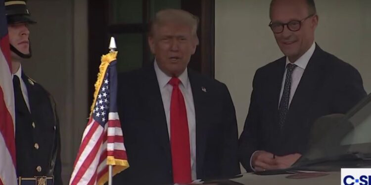 Канцлер Німеччини Мерц прибув до Білого дому – Трамп зустрів його біля авто (ВІДЕО)