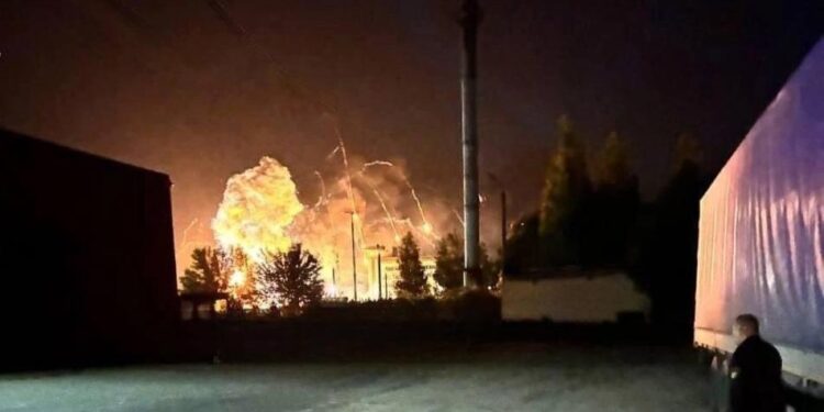 У ворога горять аеродром, нафтобаза, завод (ФОТО, ВІДЕО)