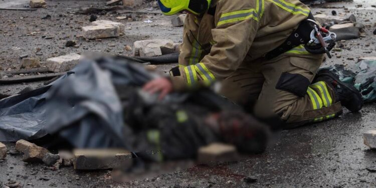 Наслідки нічної атаки росіян на Україну – загинули троє рятувальників, 40 людей було поранено (ФОТО)