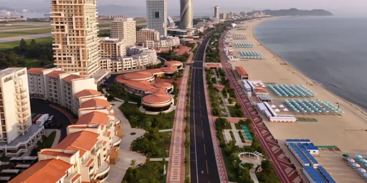 У Північній Кореї урочисто відкрили сучасний пляж – не для своїх (ФОТО)