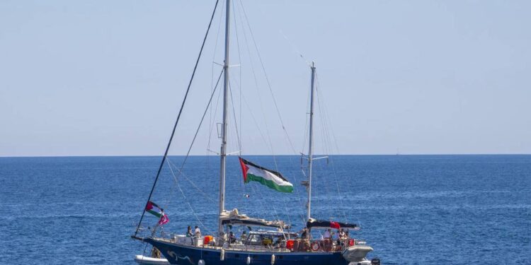 Ізраїльські військові таки зупинили судно з Гретою Тунберг, яке йшло в Газу (ФОТО)