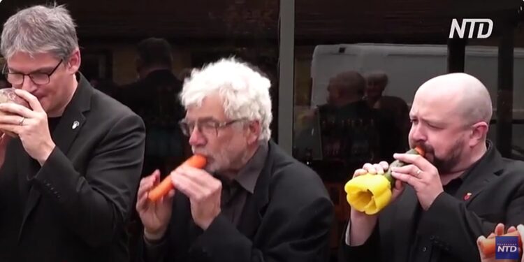 Лондонський овочевий оркестр грає Моцарта на моркві, перці та кабачках (ВІДЕО)