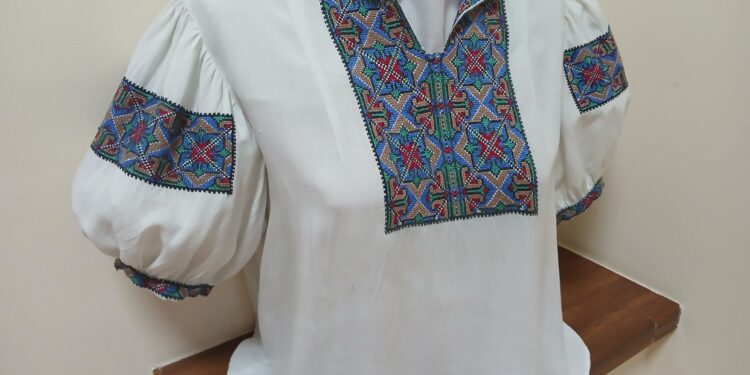 Музею в Миколаєві передали весільну сорочку, вишиту в роки Голодомору 1932–1933 (ФОТО)
