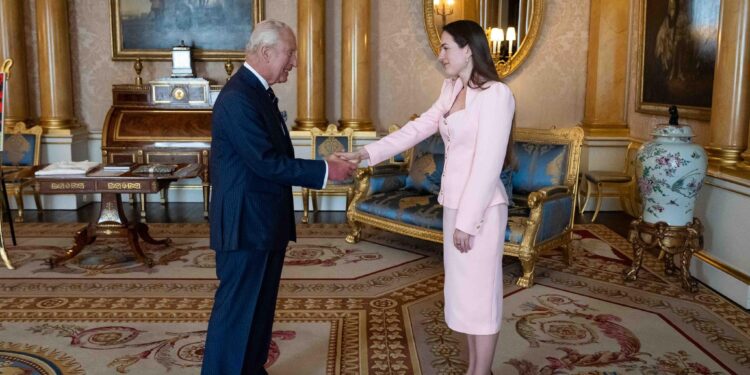 Король Британії Чарльз прийняв українську правозахисницю