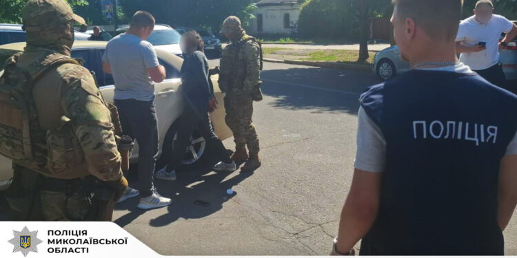 У Миколаєві місцевий мешканець та іноземець «вибивали» неіснуючий борг у $5 тис. – зараз затриманий тільки іноземець (ФОТО)