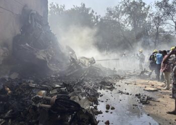 Літак, що розбився в Індії, врізався в гуртожиток, українців в ньому не було (ВІДЕО)