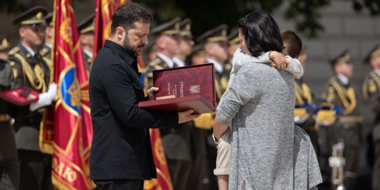 У День Конституції Володимир Зеленський відзначив видатних українців та українок державними нагородами. І Анджея Дуду (ФОТО)