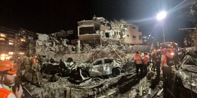 Вночі Ізраїль та Іран продовжили бомбити одне одного, Нетаньягу закликав іранців до повалення влади (ФОТО, ВІДЕО)