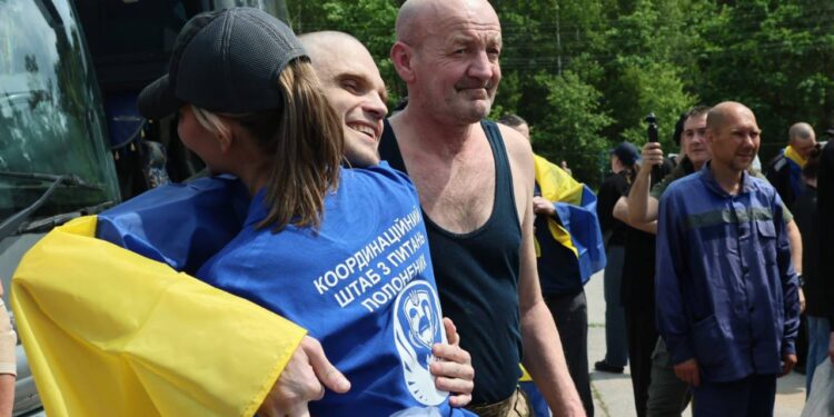 Четвертий обмін за тиждень. Україна повернула ще одну групу полонених (ФОТО)