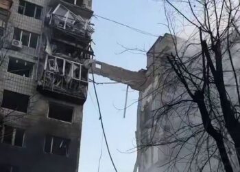 У Києві пряме влучання дрона в багатоповерхівку, обвалився цілий під’їзд (ФОТО, ВІДЕО)