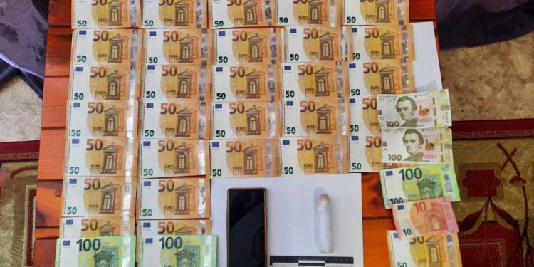 В колонію на Миколаївщині жінка для чоловіка привезла коноплю та понад 1,8 тис.євро (ФОТО)